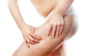 Tu te sens plus gonflée depuis qu’il fait chaud ? Voici ce que beaucoup de femmes ne comprennent pas